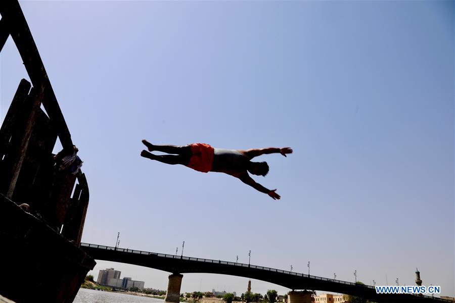 IRAQ-BAGHDAD-TIGRIS RIVER-SWIMMERS