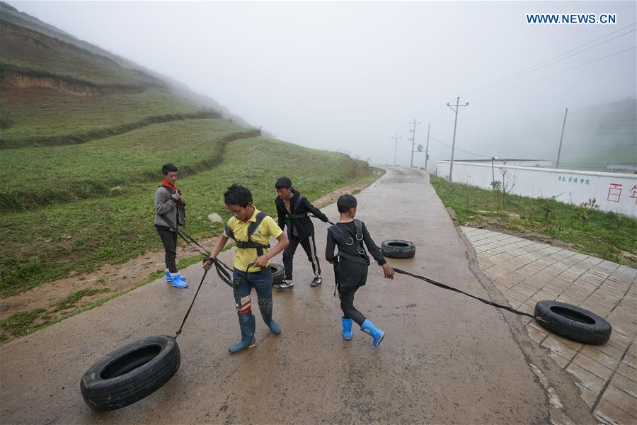 (SP)CHINA-SICHUAN-LIANGSHAN-FOOTBALL (CN)