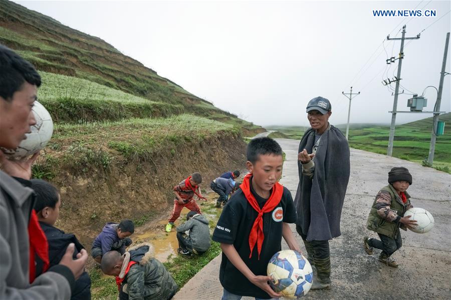 (SP)CHINA-SICHUAN-LIANGSHAN-FOOTBALL (CN)