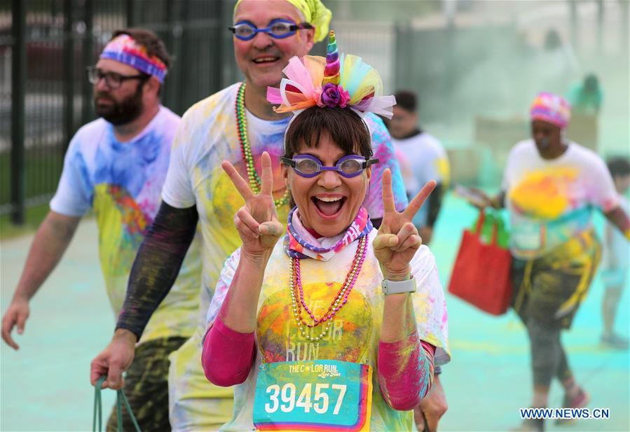 People participate in color run event in Chicago, U.S. Xinhua