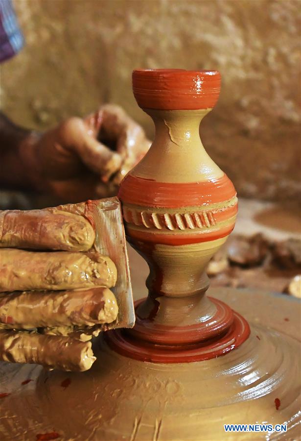 SYRIA-HOMS-POTTERY-CRAFT