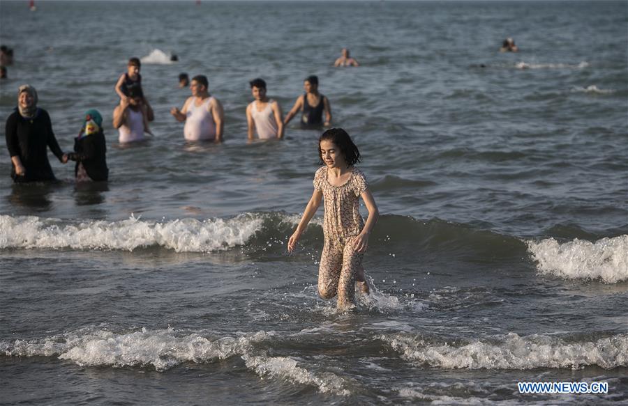 IRAN-RAMSAR-BEACH-HEAT