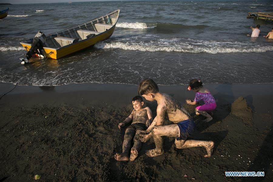 IRAN-RAMSAR-BEACH-HEAT