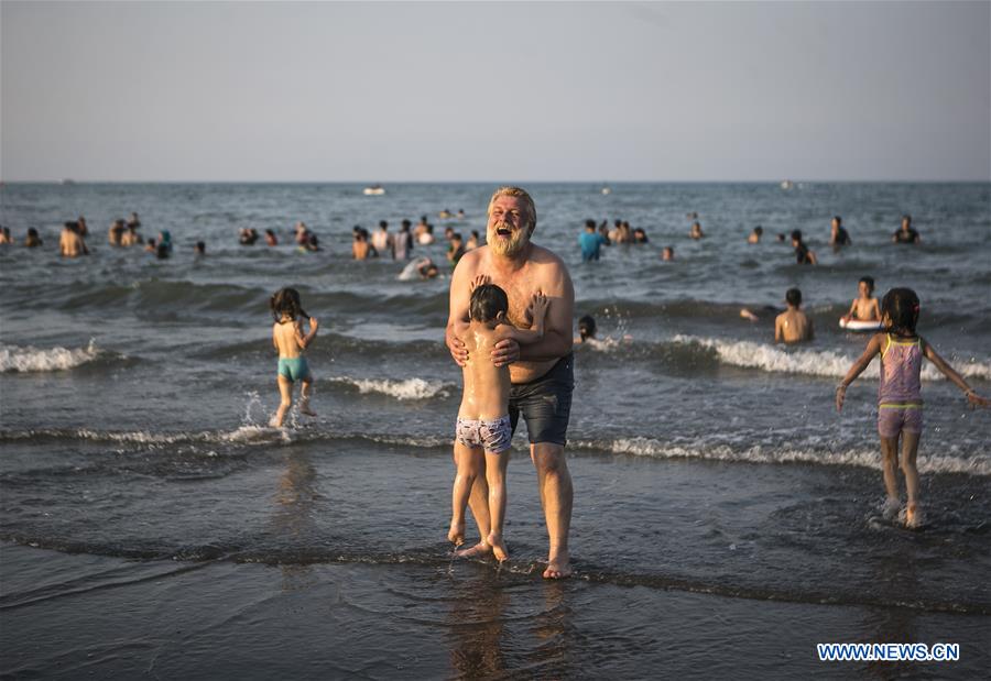 IRAN-RAMSAR-BEACH-HEAT