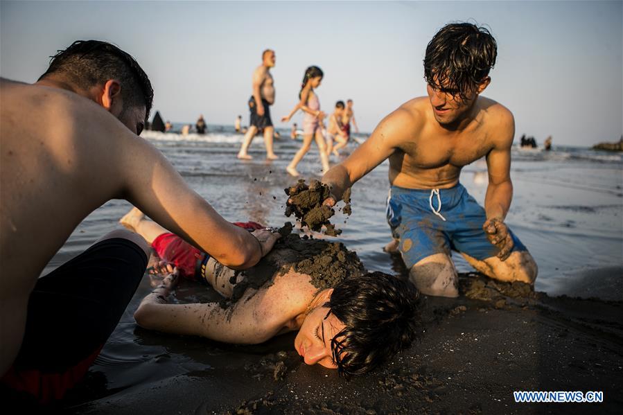 IRAN-RAMSAR-BEACH-HEAT