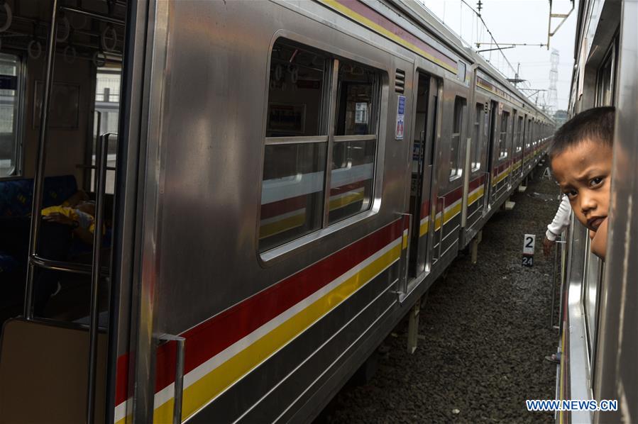 indonesia-south tangerang-blackout-commuter train-passengers