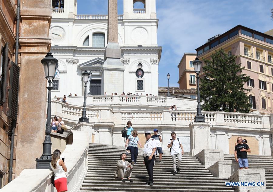 ITALY-ROME-SPANISH STEPS-SITTING-PENALTY