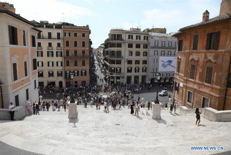 ITALY-ROME-SPANISH STEPS-SITTING-PENALTY