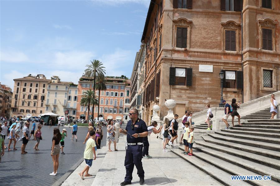 ITALY-ROME-SPANISH STEPS-SITTING-PENALTY