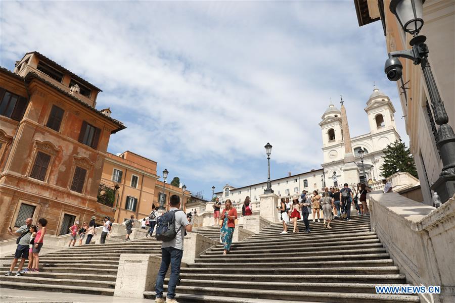 ITALY-ROME-SPANISH STEPS-SITTING-PENALTY