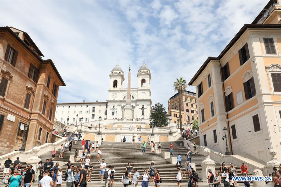 ITALY-ROME-SPANISH STEPS-SITTING-PENALTY