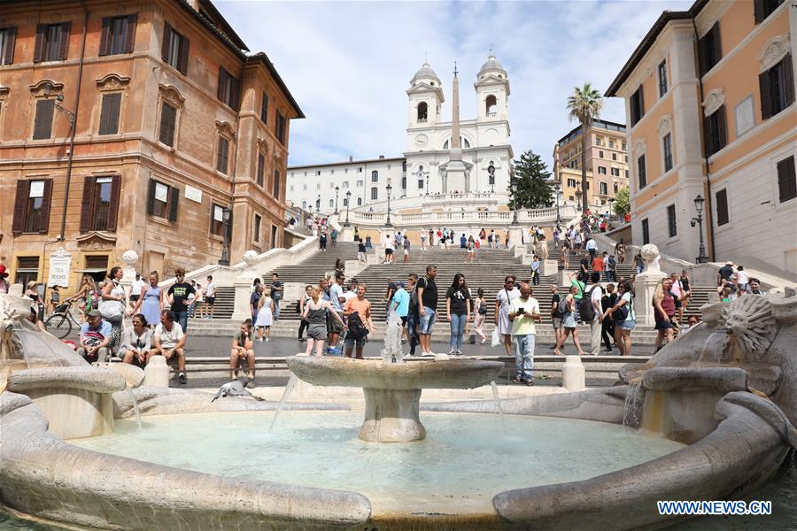 ITALY-ROME-SPANISH STEPS-SITTING-PENALTY