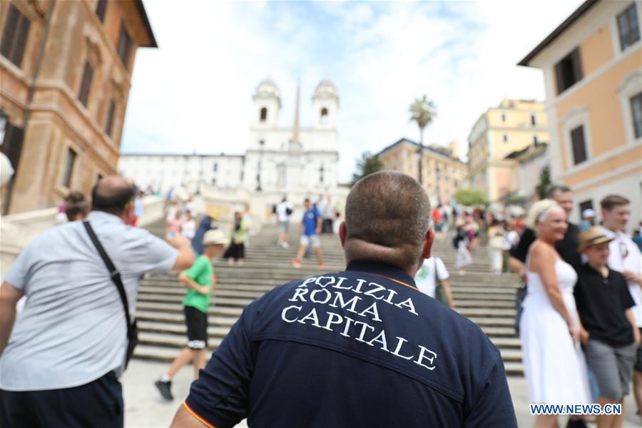 ITALY-ROME-SPANISH STEPS-SITTING-PENALTY