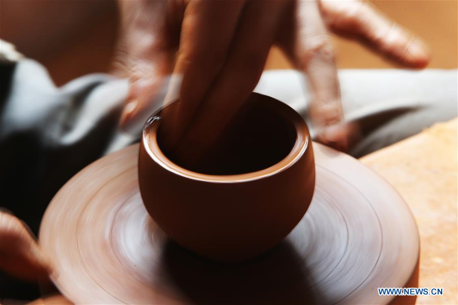 CHINA-YUNNAN-DEQEN-POTTERY-BLACK CLAY (CN)