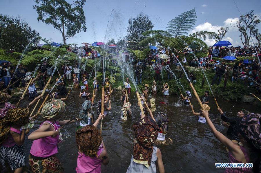 INDONESIA-BANDUNG-TRADITION-WATER SPLASHING