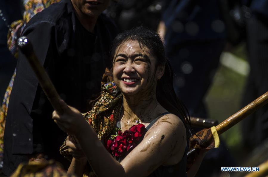 INDONESIA-BANDUNG-TRADITION-WATER SPLASHING