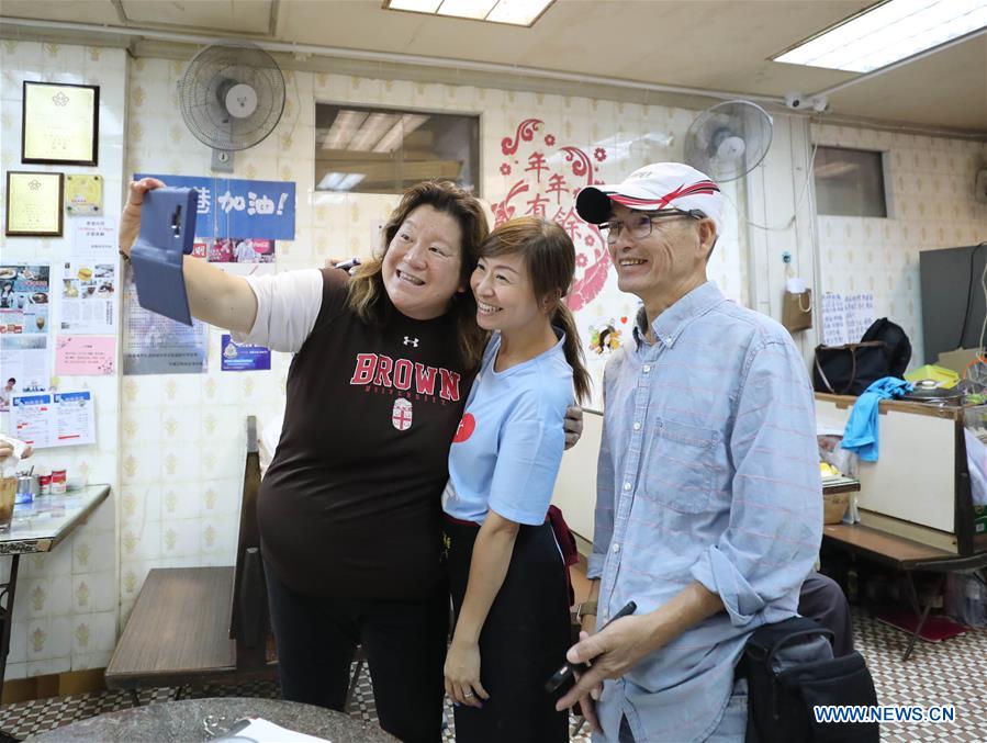 (FOCUS) CHINA-HONG KONG-TEA RESTAURANT OWNER-POLICE-SUPPORT (CN)