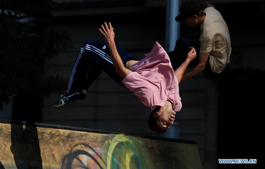 (SP)AUSTRALIA-SYDNEY-STREET-STYLE PERFORM