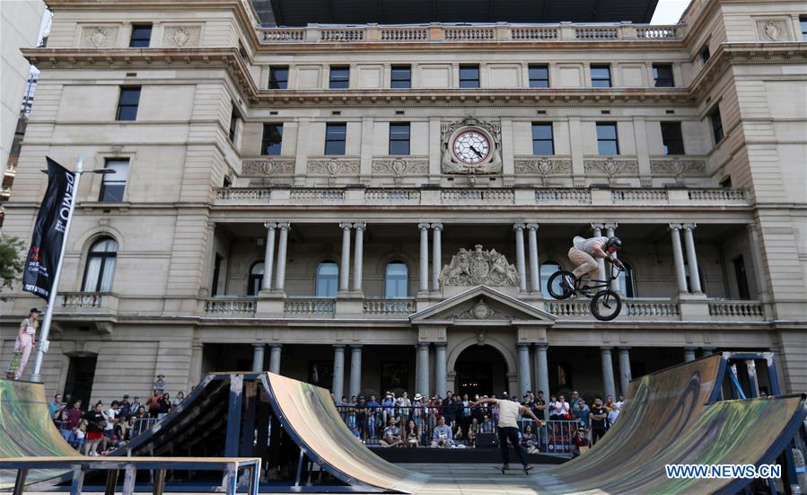 (SP)AUSTRALIA-SYDNEY-STREET-STYLE PERFORM