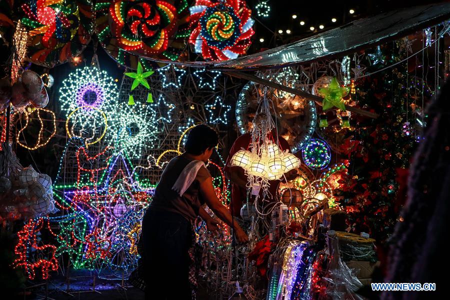 PHILIPPINES-QUEZON CITY-MARKET-CHRISTMAS DECORATIONS