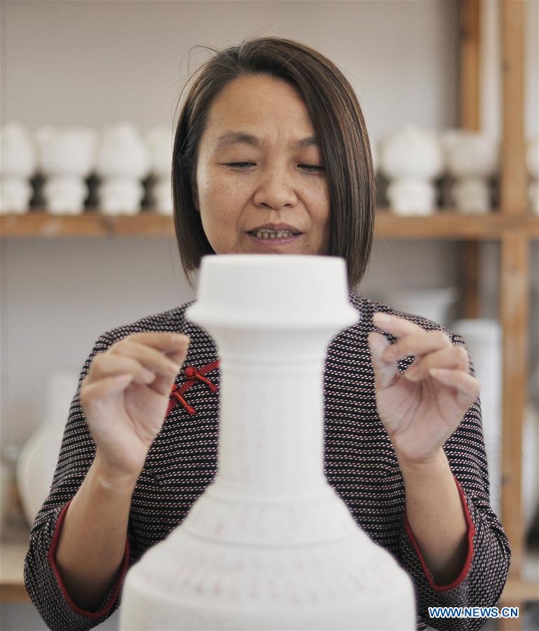 (MASTEROFCRAFTS)CHINA-FUJIAN-DEHUA PORCELAIN-HOLLOWING CARVING-INHERITOR (CN)