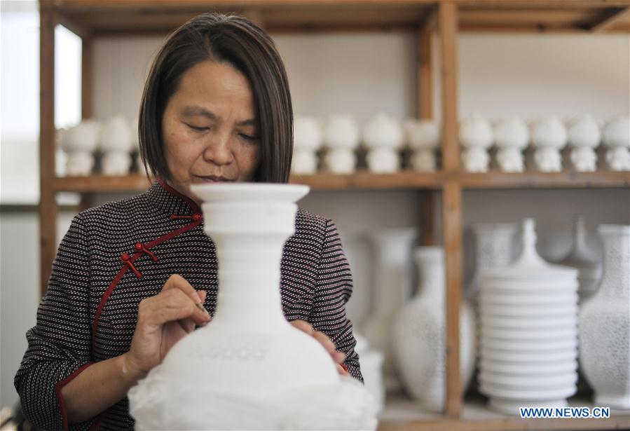 (MASTEROFCRAFTS)CHINA-FUJIAN-DEHUA PORCELAIN-HOLLOWING CARVING-INHERITOR (CN)