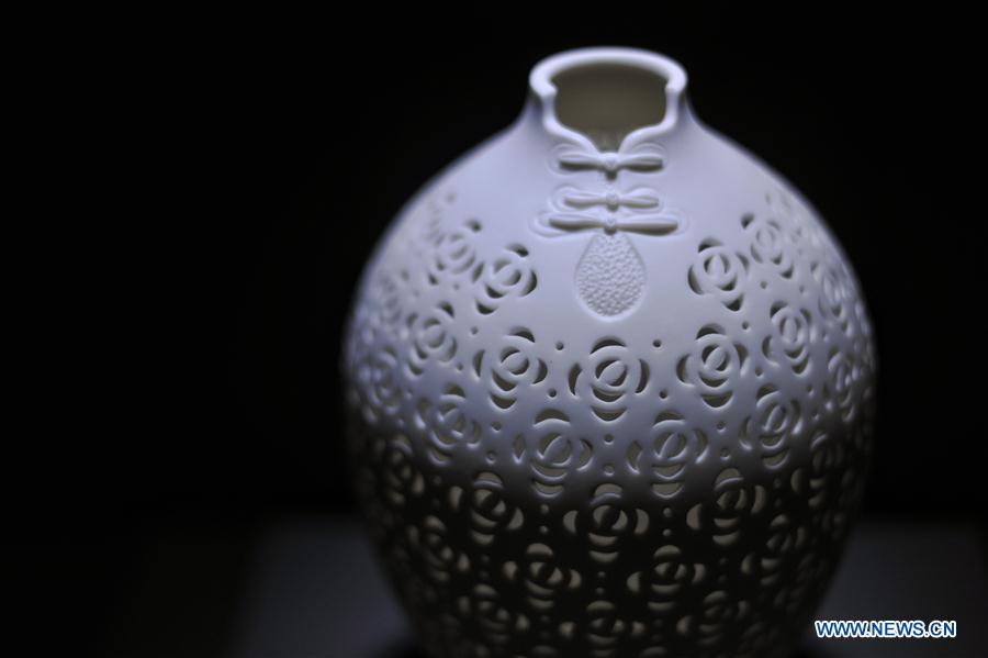 (MASTEROFCRAFTS)CHINA-FUJIAN-DEHUA PORCELAIN-HOLLOWING CARVING-INHERITOR (CN)