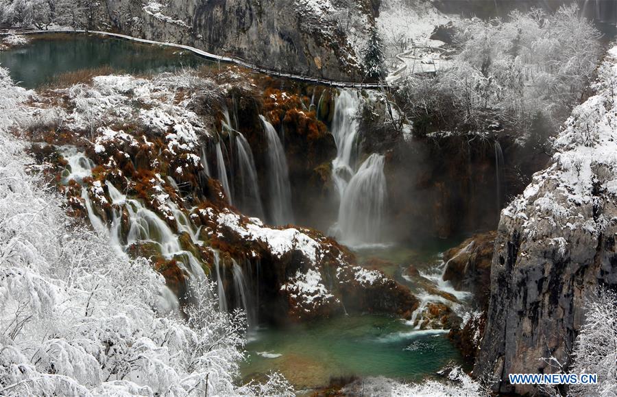 CROATIA-PLITVICE LAKES NATIONAL PARK-SNOW 