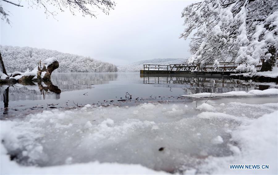 CROATIA-PLITVICE LAKES NATIONAL PARK-SNOW 