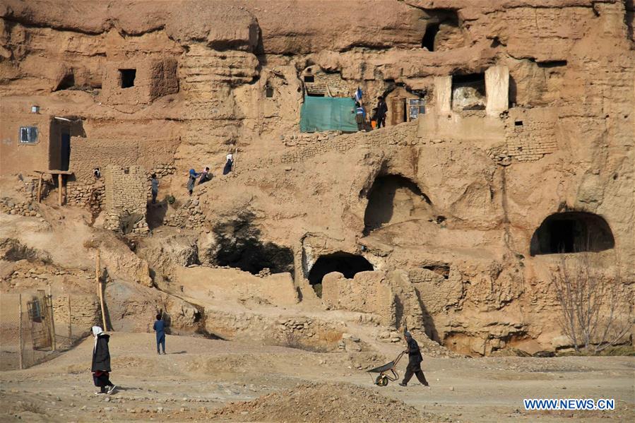 AFGHANISTAN-BAMYAN-CAVE-HOME