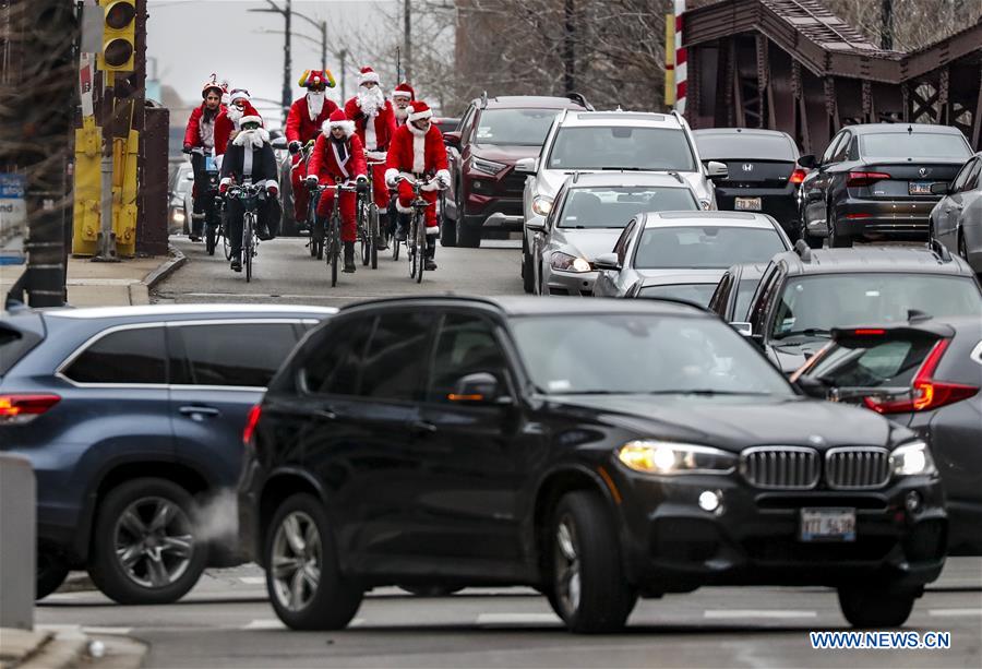 In pics Santa Cycle Rampage in Chicago Xinhua English.news.cn