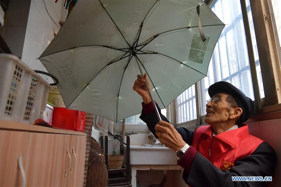 CHINA-NANCHANG-UMBRELLA-VOLUNTEER (CN)