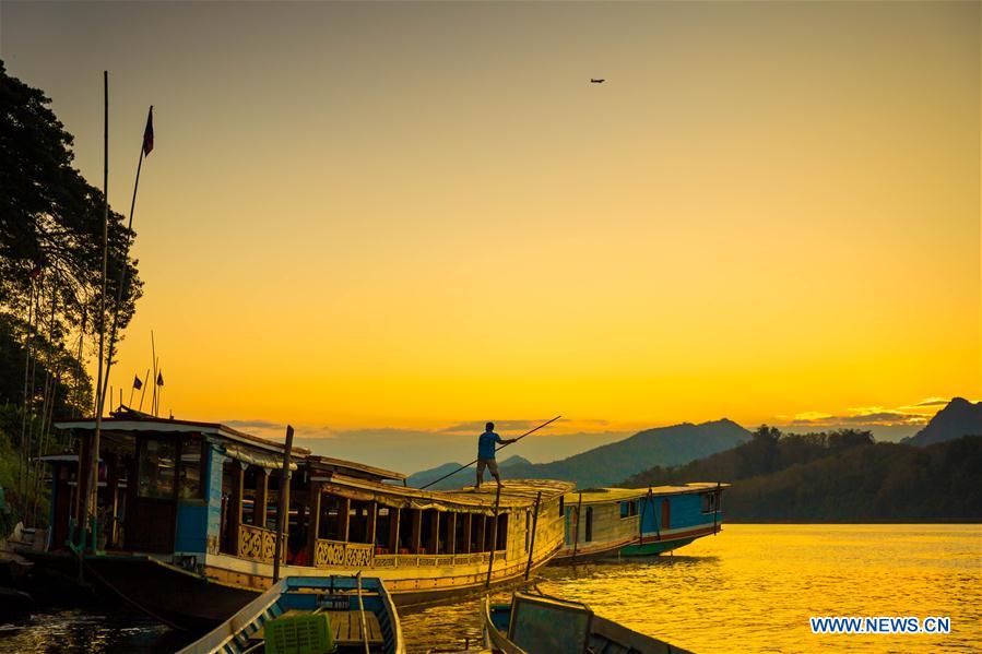 LAOS-LUANG PRABANG-MEKONG RIVER-SUNRISE-SUNSET