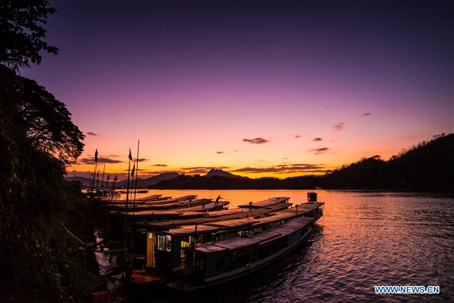 LAOS-LUANG PRABANG-MEKONG RIVER-SUNRISE-SUNSET