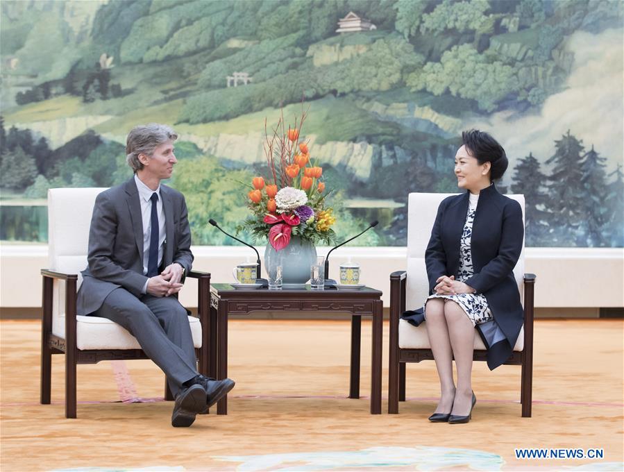 Peng Liyuan Meets Juilliard School President Xinhua English News Cn