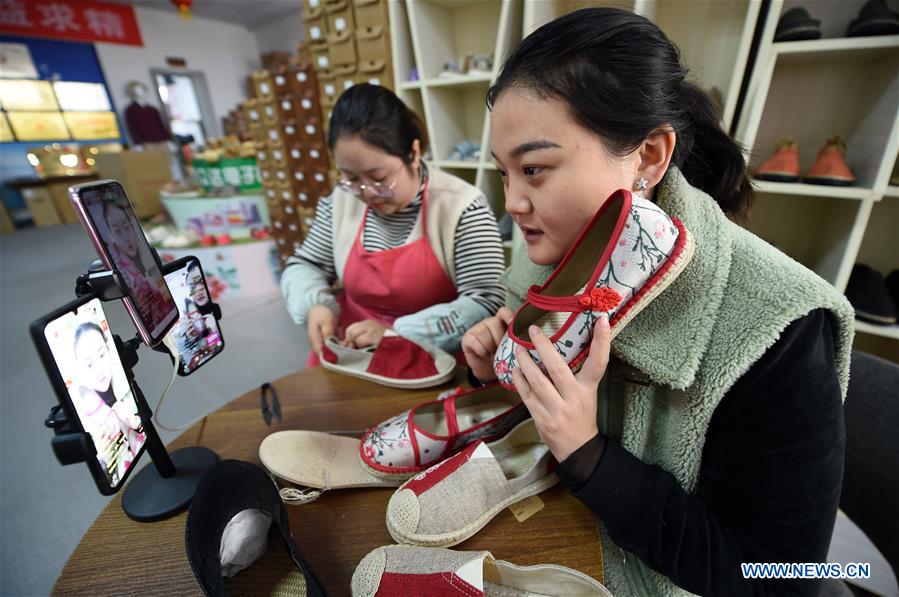 CHINA-GANSU-HEMP SHOE-COUPLE-BUSINESS (CN)