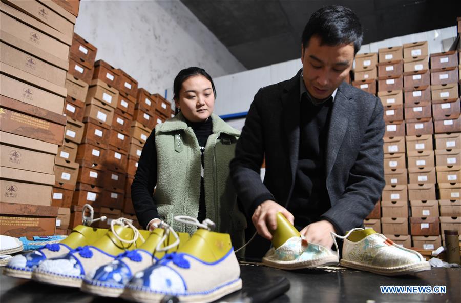 CHINA-GANSU-HEMP SHOE-COUPLE-BUSINESS (CN)