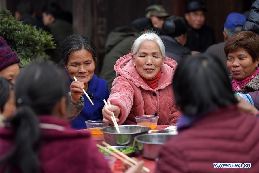 CHINA-JIANGXI-NANCHANG-AGED VILLAGERS-FEAST (CN)