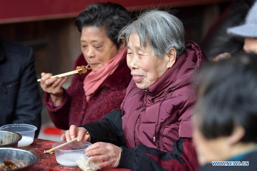 CHINA-JIANGXI-NANCHANG-AGED VILLAGERS-FEAST (CN)