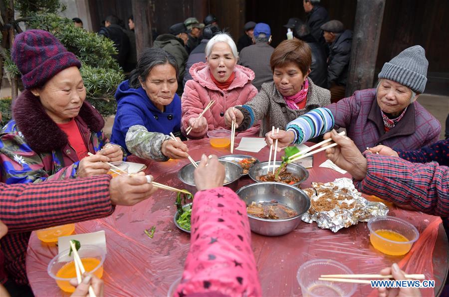 CHINA-JIANGXI-NANCHANG-AGED VILLAGERS-FEAST (CN)