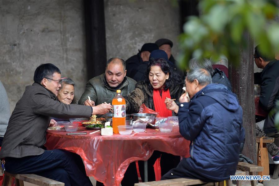 CHINA-JIANGXI-NANCHANG-AGED VILLAGERS-FEAST (CN)