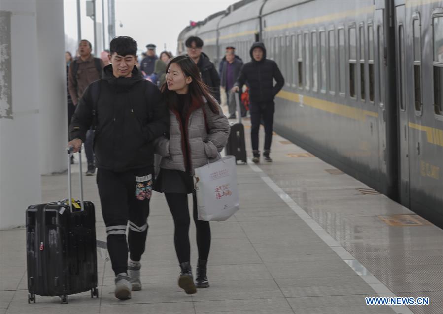 CHINA-XINJIANG-KARAMAY-TACHENG RAILWAY-SPRING FESTIVAL TRAVEL RUSH