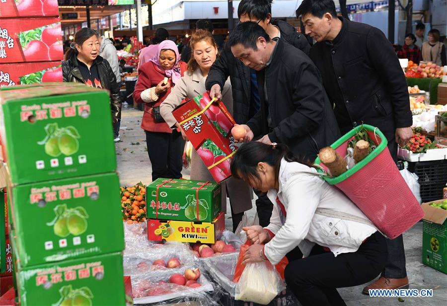 CHINA-YUNNAN-QUJING-SPRING FESTIVAL-SHOPPING (CN)