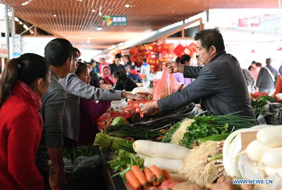 CHINA-YUNNAN-QUJING-SPRING FESTIVAL-SHOPPING (CN)