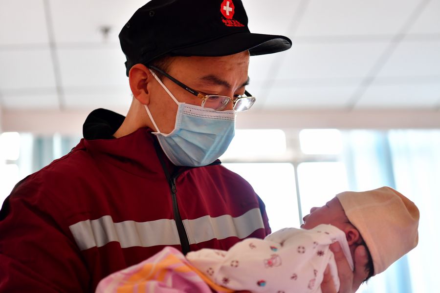  Hao Tiedan menggendong putrinya di rumah sakit di Taiyuan, Provinsi Shanxi di Cina utara, 4 Februari 2020.