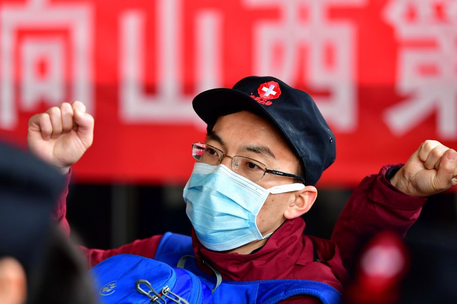  Hao Tiedan bersumpah di Stasiun Kereta Api Selatan Taiyuan sebelum berangkat ke Hubei, di Taiyuan, Provinsi Shanxi di Cina utara, 5 Februari 2020. 