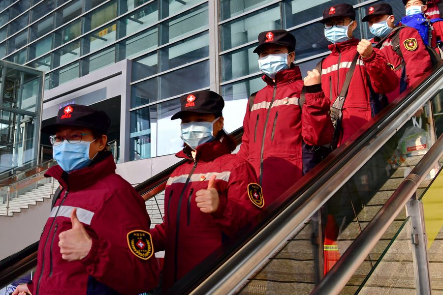  Anggota tim medis bersiap-siap untuk naik kereta sebelum berangkat ke Provinsi Hubei di Taiyuan, Provinsi Shanxi di Cina utara, 5 Februari 2020. 