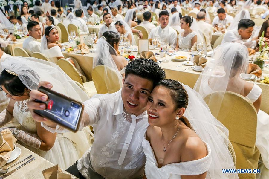 PHILIPPINES-MANILA-VALENTINE'S DAY-MASS WEDDING