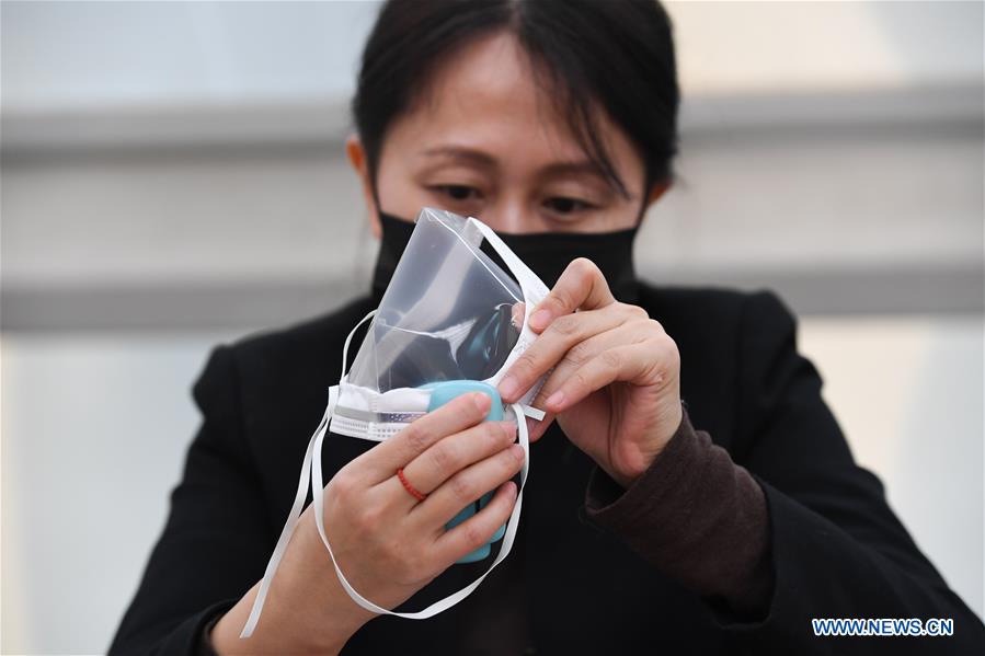 CHINA-BEIJING-SIGN LANGUAGE INTERPRETER-TRANSPARENT FACE MASK (CN)