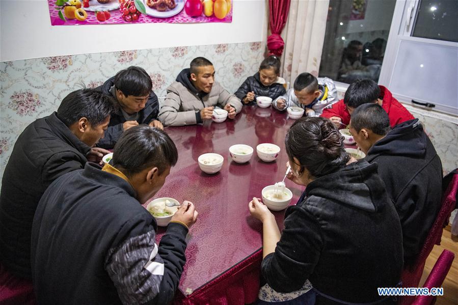 (InTibet) CHINA-TIBET-LHASA-A "MOTHER" AND HER 22 CHILDREN (CN)